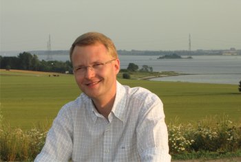 Kenneth Jensen på Ørnestenbjerget i Sydbyen, med fjordudsigten i baggrunden som et flertal i Byrådet nu vil skæmme med en brugerbetalt højbro. Foto: Preben Gøttsche.