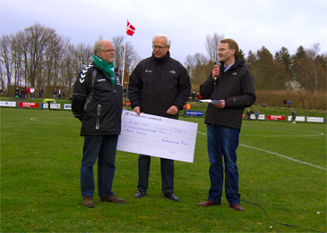 Kent Ustrup får overrakt Frederikssund Prisen af Kenneth Jensen og Per Jegsen Schmidt. Foto: Preben Gøttsche.