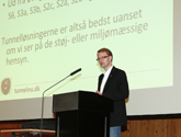 Kenneth p&aring; talerstolen i Frederikssund Hallerne ved borgerm&oslash;det den 7. april 2011.