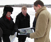 Kenneth Jensen og Klaus H&aelig;kkerup studerer sammen med Socialdemokraternes trafikpolitiske ordf&oslash;rer Magnus Heunicke en ny mulig linjef&oslash;ring for en ny forbindelse ved Roskilde Fjord.