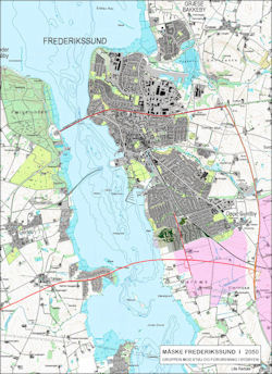 Frederikssund anno 2050, som byen m� forventes at v�re vokset. De nye bydele er indtegnet med svag r�d skravering. Klik p� billedet for at hente det i h�j opl�sning. Grafik: Allan Dalgaard.